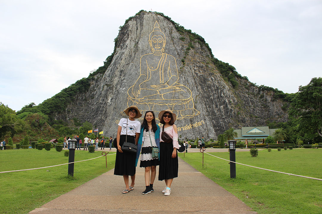 Những cô gái xinh đẹp của chúng ta tại Buddha Mountain Pattaya